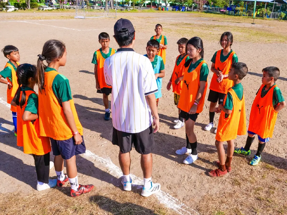 คาราบาว สานฝันนักเตะจิ๋ว! เปิด "สนามแห่งโอกาส" ติวเข้มทักษะฟุตบอลเยาวชนบางปะกง