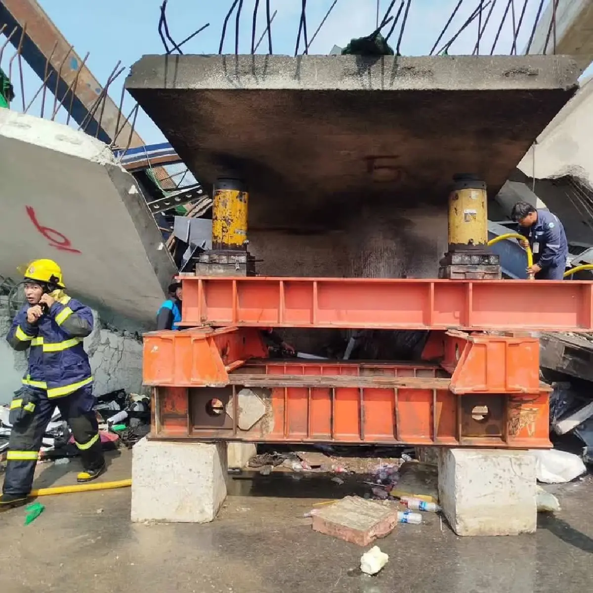 "เครนถล่ม" ถนนพระราม 2ไฟไหม้ซ้ำ! คาดสาเหตุน้ำมันรั่วไหล