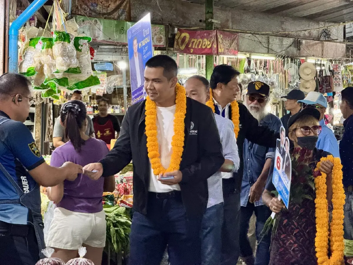 ชัยชนะ นำทีมประชาธิปัตย์เดินตลาดชุมพร ชูประกันรายได้เกษตรกร