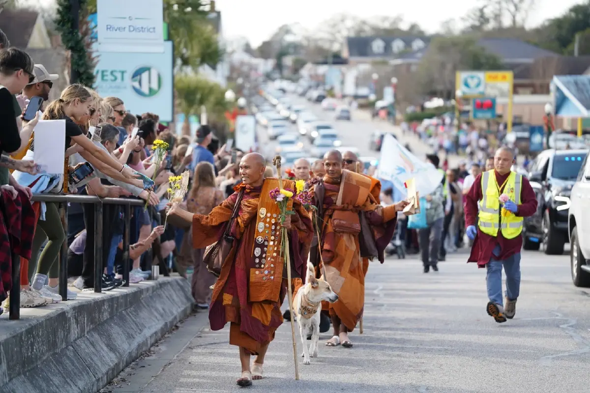 เพราะอะไรจึงไวรัล? เมื่อพระสงฆ์ออกเดินเพื่อ ‘สันติภาพ’ ในประเทศม(า)หา ‘อำนาจ’!