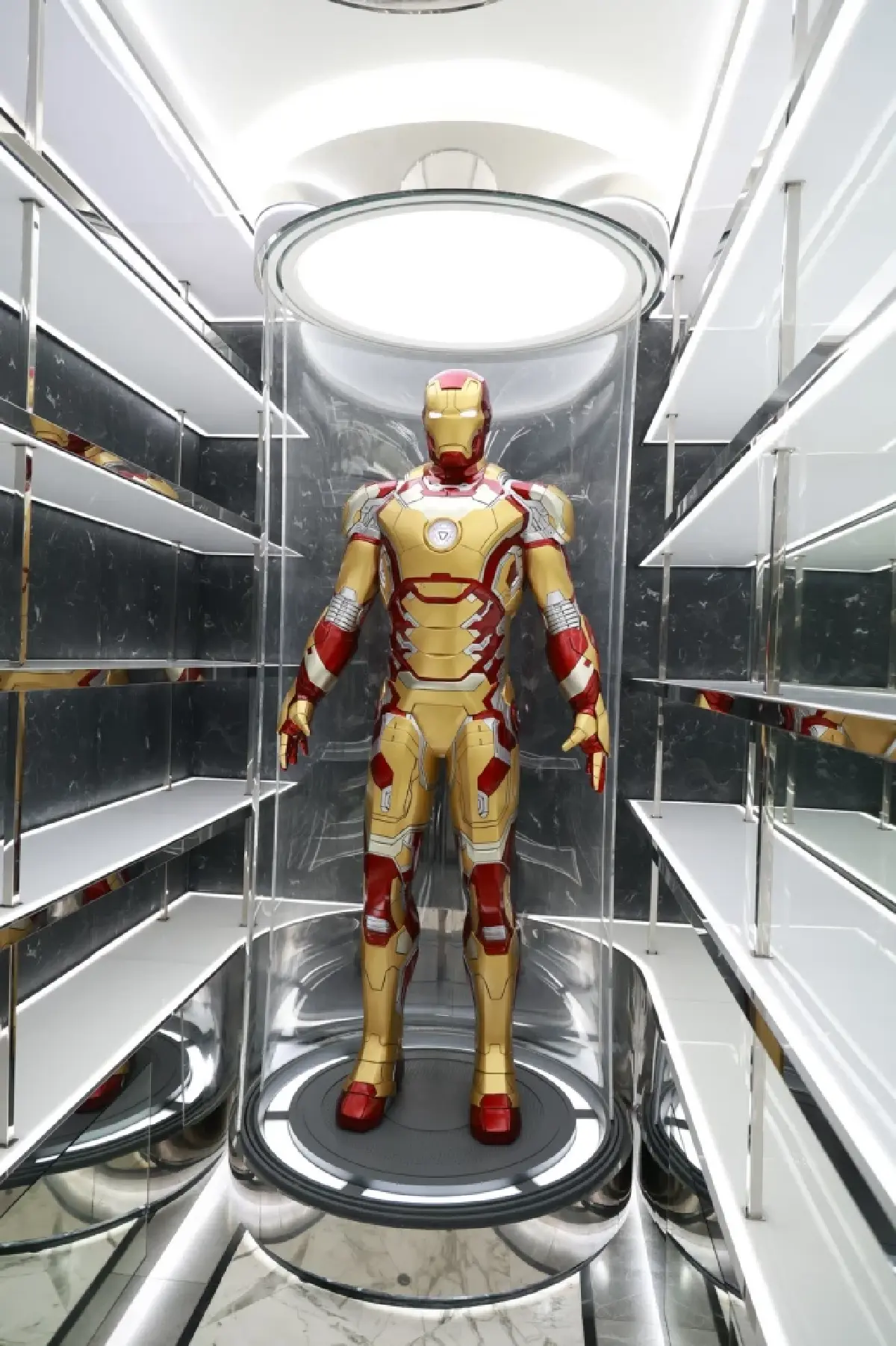 ออกหมายจับ "แทนไท" นักธุรกิจดัง คดีเว็บหนังเถื่อน - ฟอกเงิน