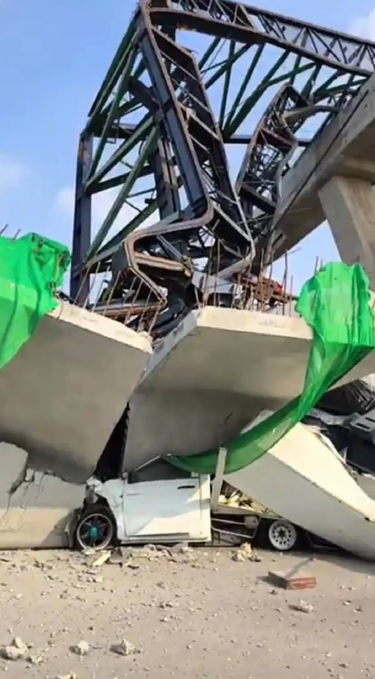 เครนถล่มซ้ำถนนพระราม 2 ทับรถ 2 คันก่อนขึ้นสะพานท่าจีน ดับ 2 ศพ