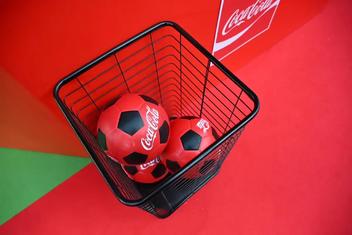 ยลโฉม ถ้วยบอลโลกของแท้ ถึงไทยแล้ว :"ชัชชาติ" หวังเด็กไทยได้แชมป์โลก