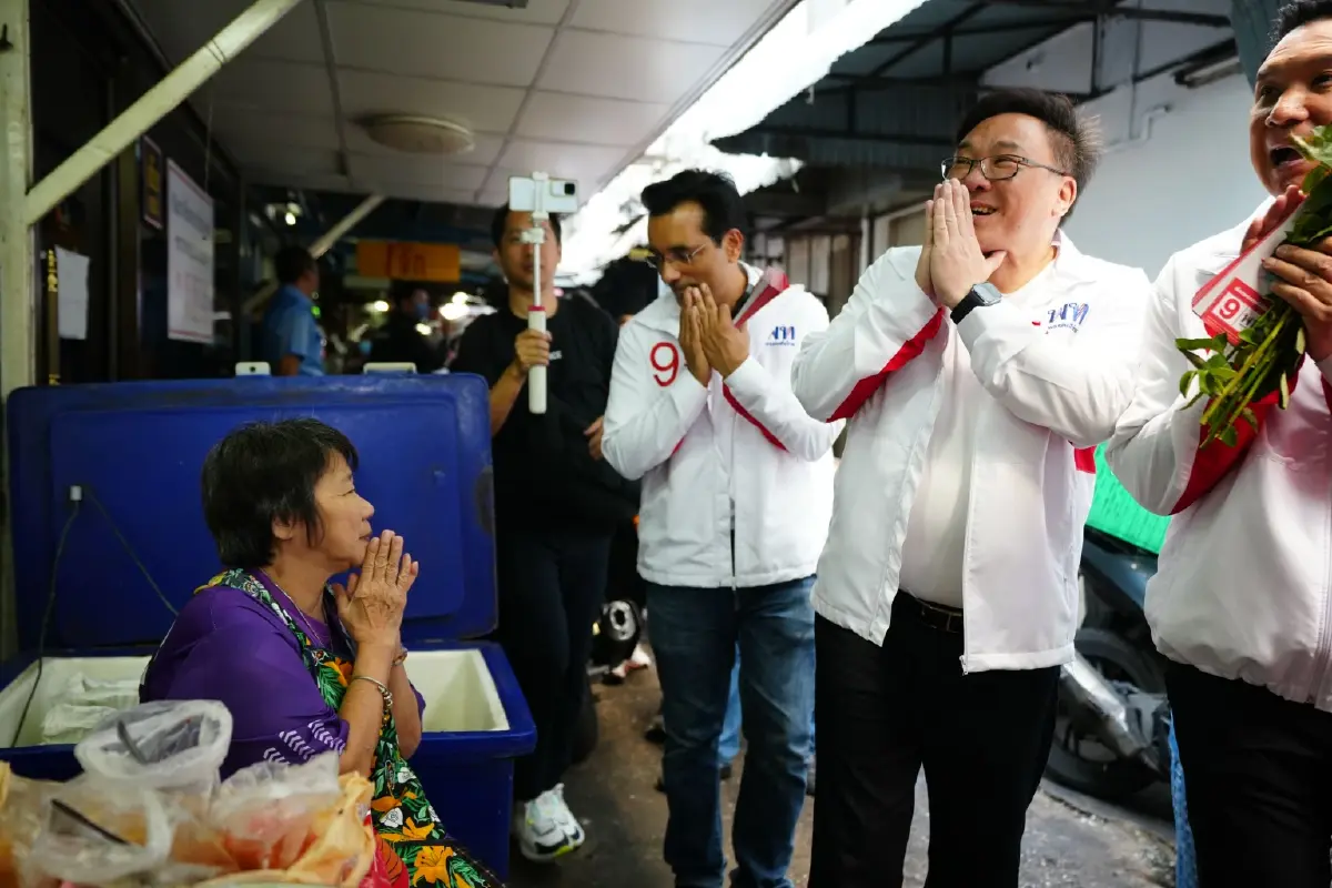 จุลพันธ์นำทีมเพื่อไทยลุยตลาดห้วยขวาง สื่อสารนโยบายทวงคืน กทม.