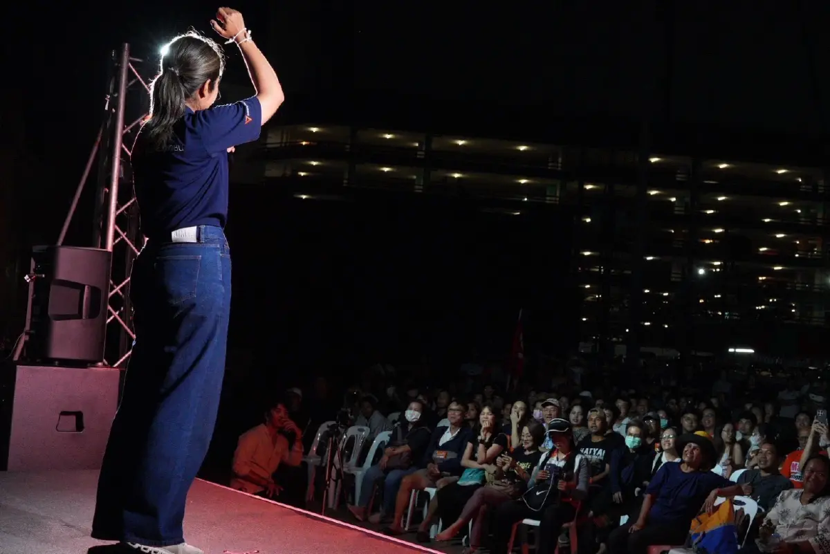 “ลิซ่า” ซัด! อำนาจสกปรกเล่นงาน “หมอสุภัทร” รุมสกัด พรรคประชาชน