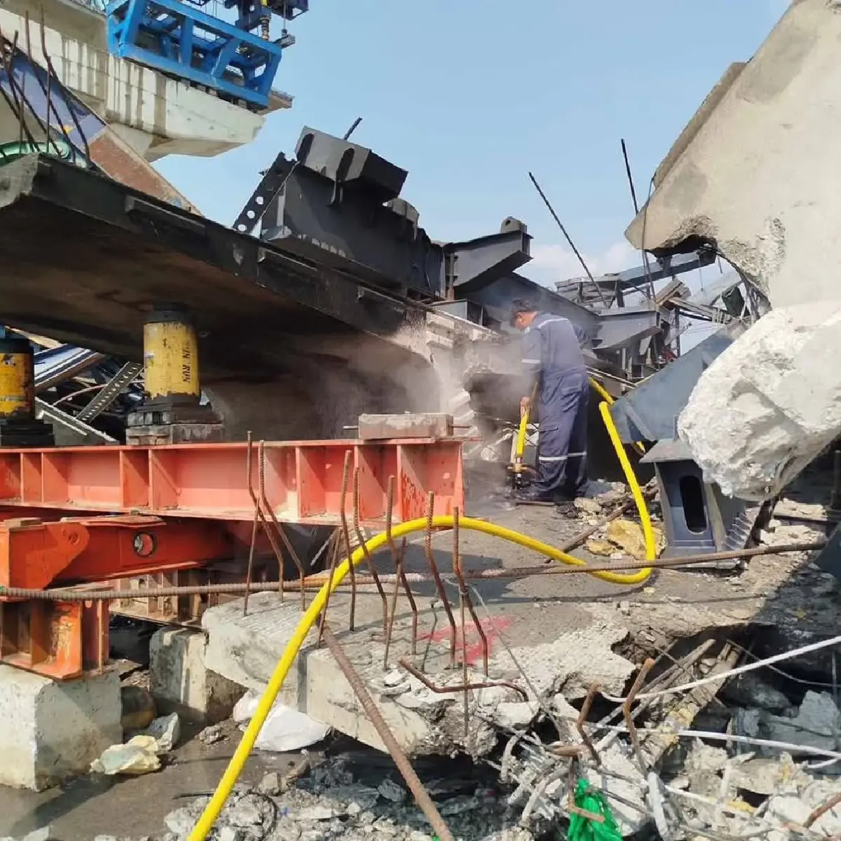 "เครนถล่ม" ถนนพระราม 2ไฟไหม้ซ้ำ! คาดสาเหตุน้ำมันรั่วไหล