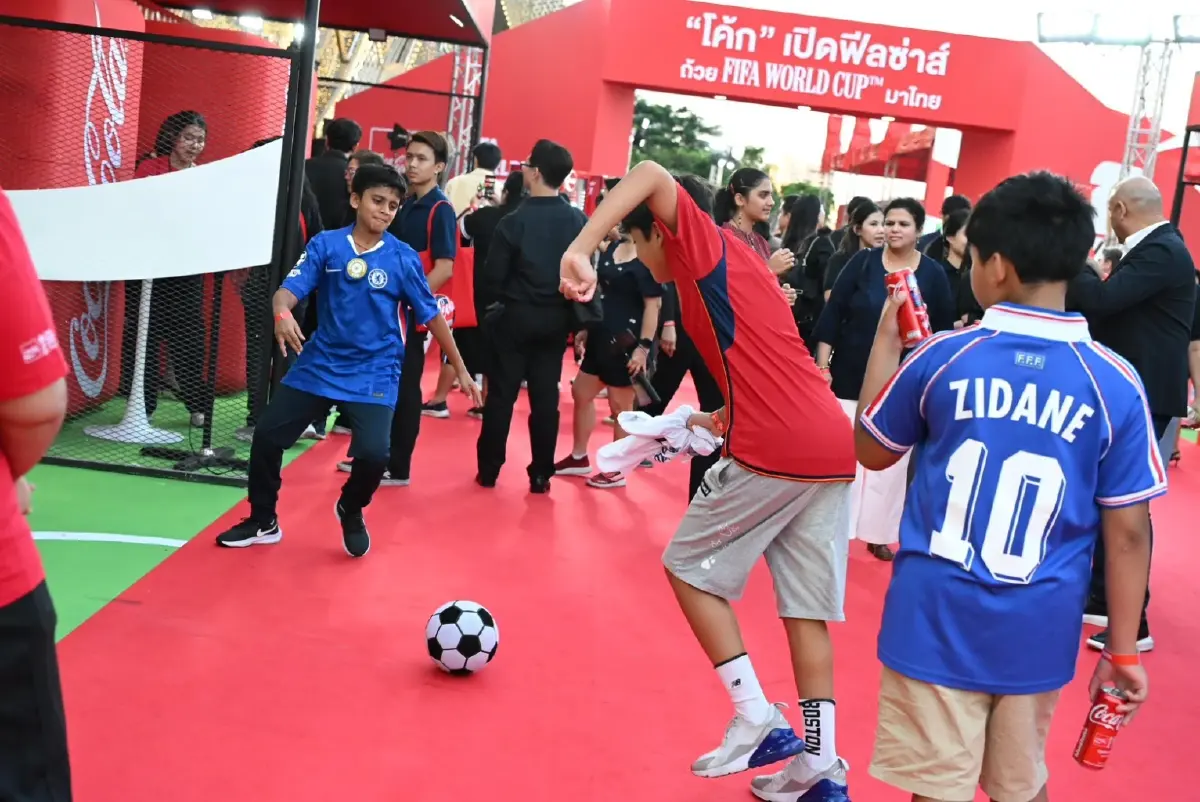 ยลโฉม ถ้วยบอลโลกของแท้ ถึงไทยแล้ว :"ชัชชาติ" หวังเด็กไทยได้แชมป์โลก