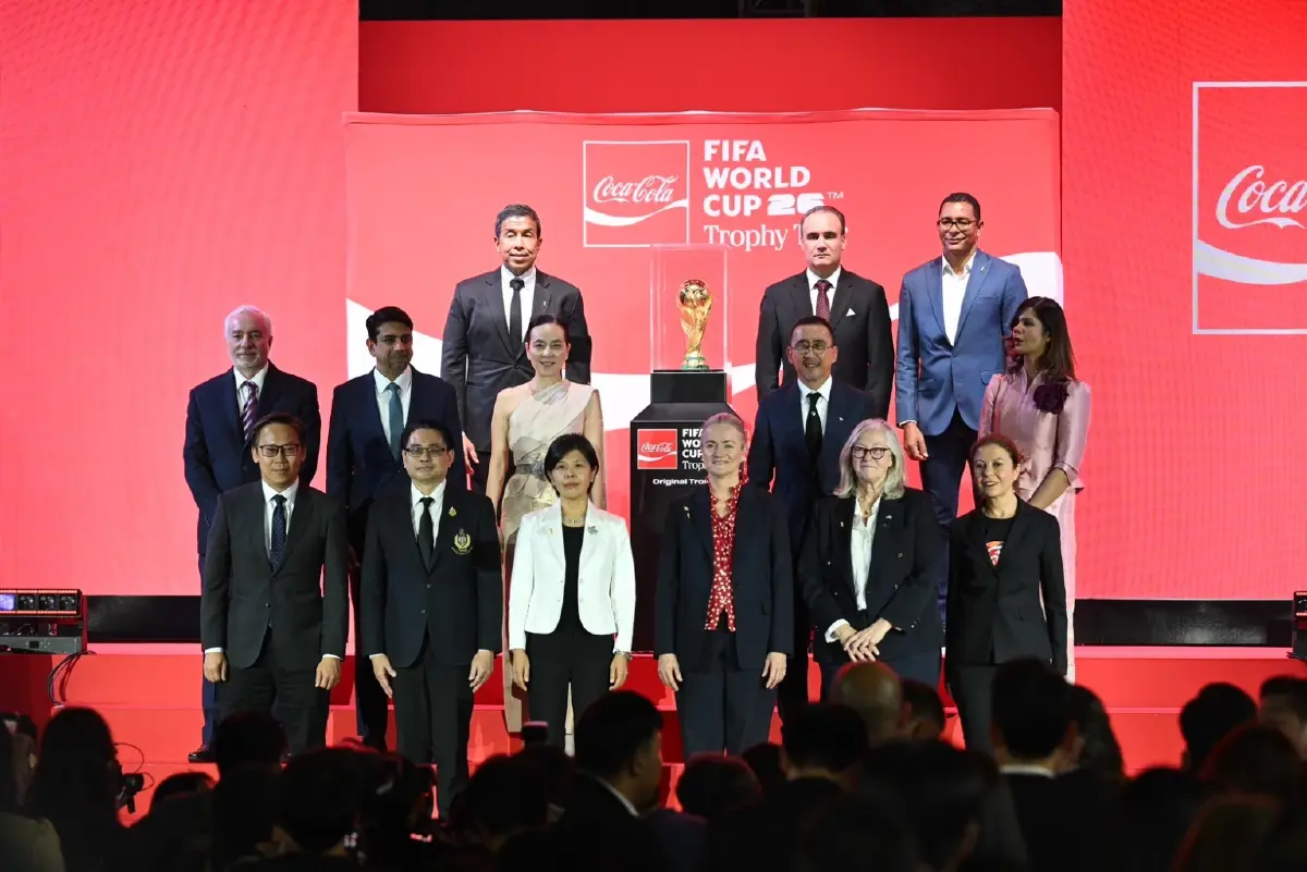 ยลโฉม ถ้วยบอลโลกของแท้ ถึงไทยแล้ว :"ชัชชาติ" หวังเด็กไทยได้แชมป์โลก