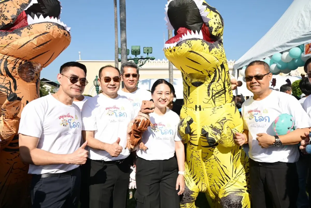 ทส. เติมสีสันวันเด็ก "สนุกเปลี่ยนโลก" ขนทัพไดโนเสาร์บุกทำเนียบรัฐบาล