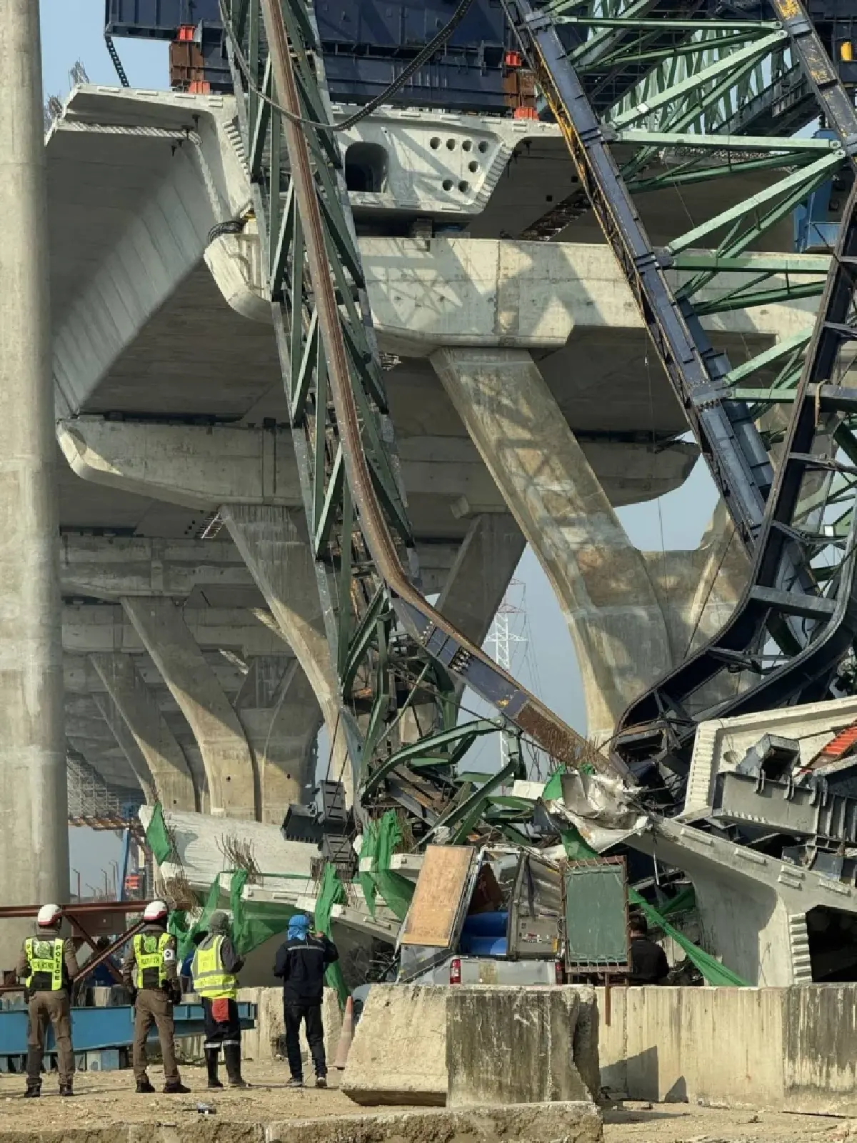 เครนถล่มซ้ำถนนพระราม 2 ทับรถ 2 คันก่อนขึ้นสะพานท่าจีน ดับ 2 ศพ