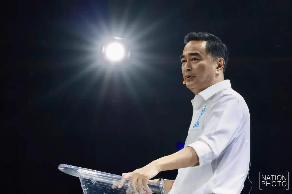 นายอภิสิทธิ์ เวชชาชีวะ หัวหน้าพรรคประชาธิปัตย์ และแคนดิเดตนายกรัฐมนตรี