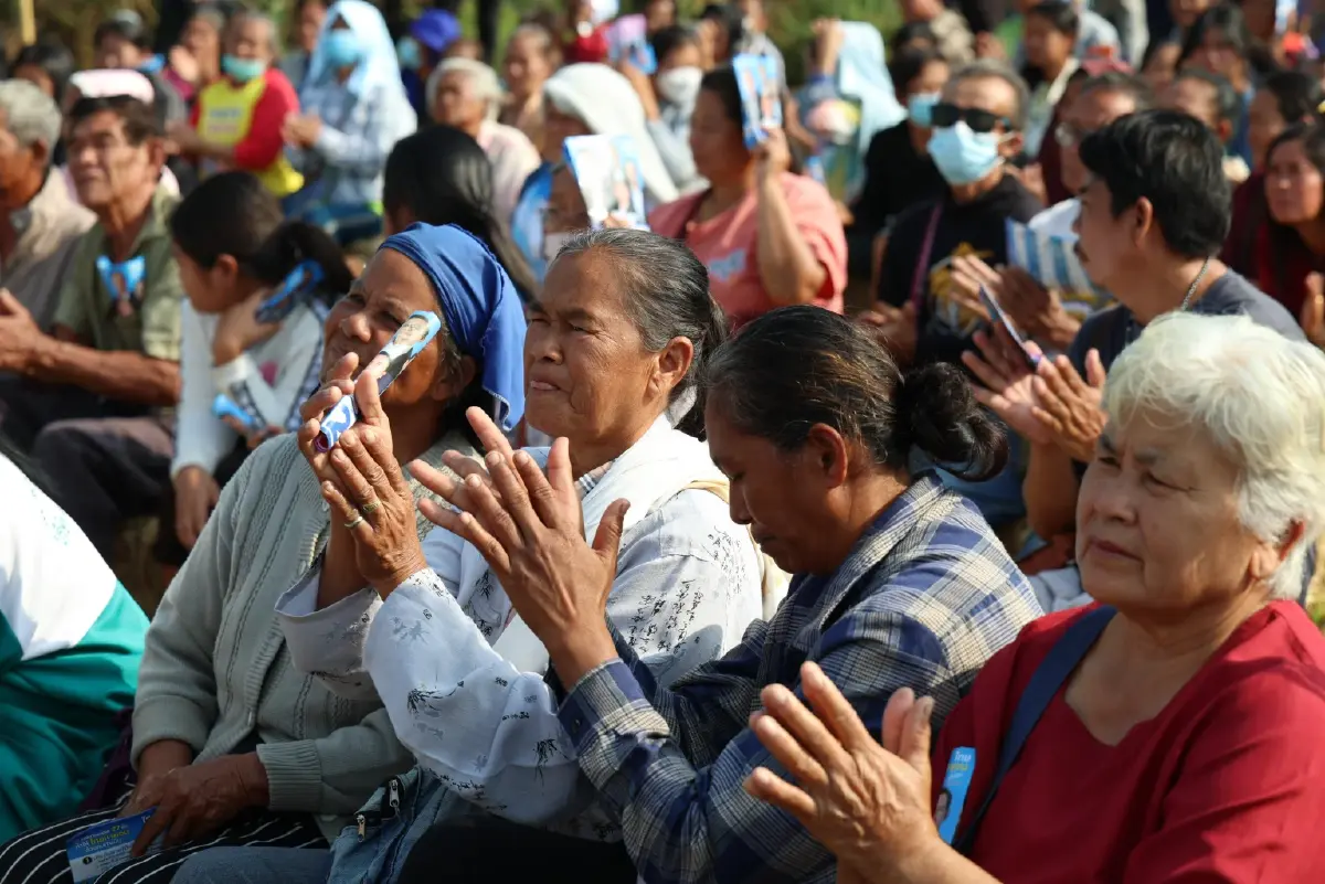 อภิสิทธิ์ลุยสุโขทัย ชูเกิดจนตาย รื้อกองทุนหมื่นล้าน ดันสวัสดิการถ้วนหน้า