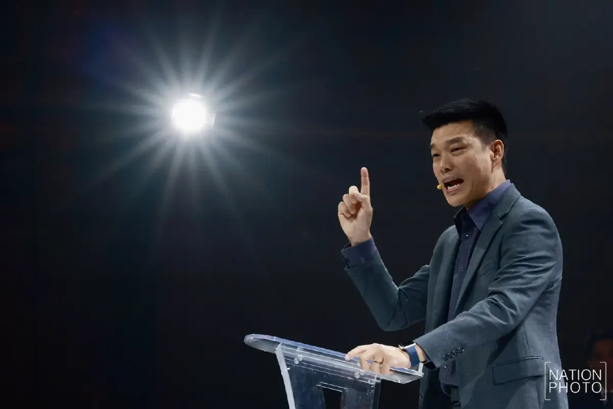 นายณัฐพงษ์ เรืองปัญญาวุฒิ หัวหน้าพรรคประชาชน และแคนดิเดตนายกรัฐมนตรี