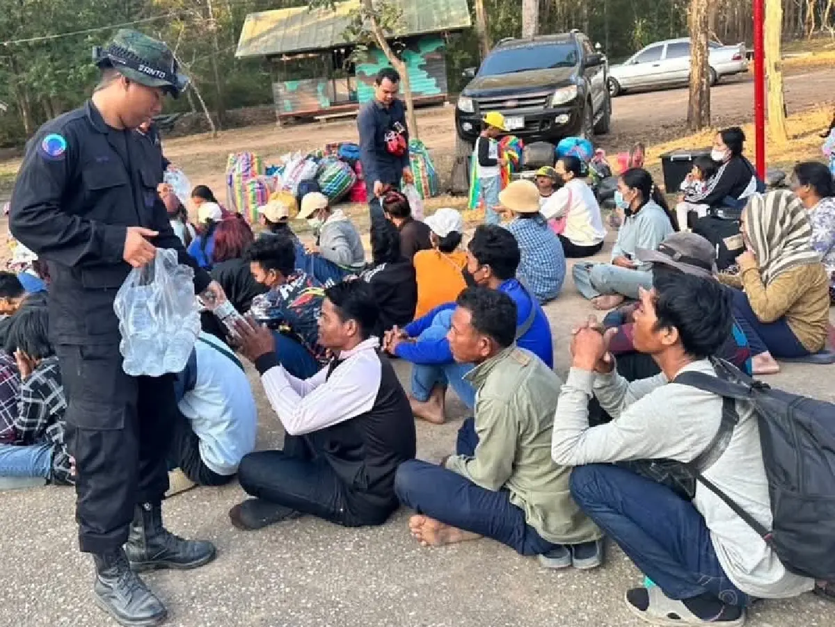 ทัพเรือเข้มชายแดนจันทบุรี สกัดจับ 67 แรงงานกัมพูชาลักลอบเข้าเมือง