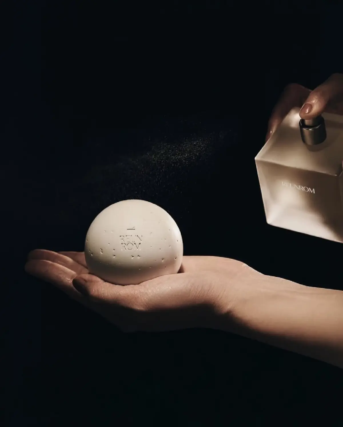 ซูมภาพเครื่องหอมแบรนด์ไทย โผล่ข้างกายแม่ของ ‘อีลอน มัสก์’