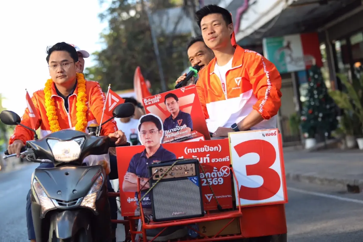 ณัฐพงษ์ เรืองปัญญาวุฒิ ควง “ทนายป๊อก” วีรนันท์ ฮวดศรี นั่งซาเล้งแห่หาเสียงทั่วเมืองขอนแก่น 