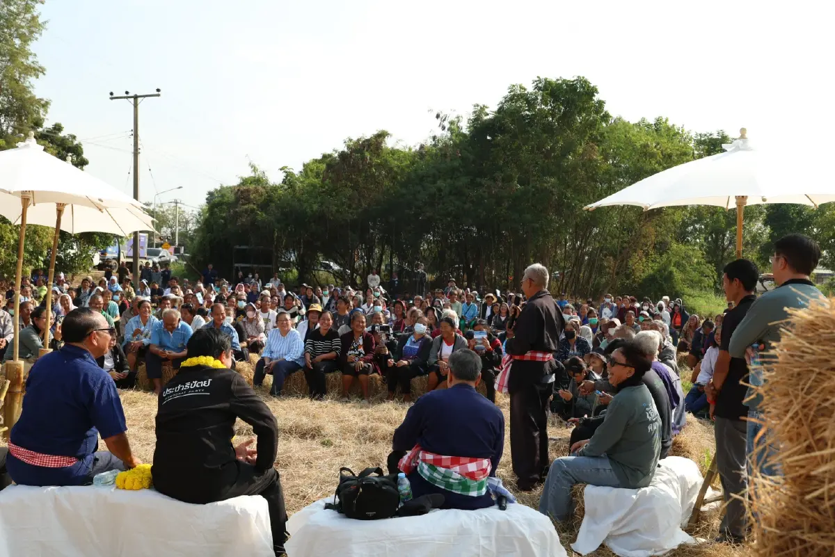 อภิสิทธิ์ลุยสุโขทัย ชูเกิดจนตาย รื้อกองทุนหมื่นล้าน ดันสวัสดิการถ้วนหน้า