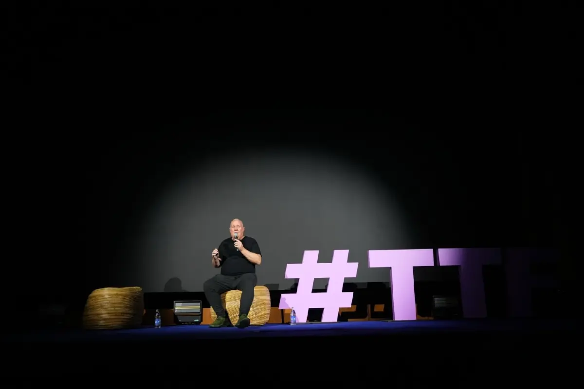 บิล บาร์เนตต์ กรรมการผู้จัดการ C9 Hotelworks