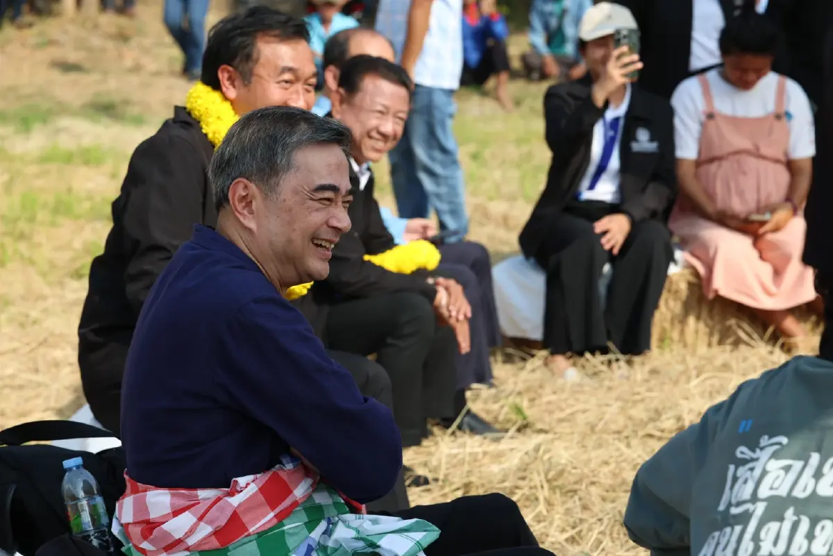 อภิสิทธิ์ลุยสุโขทัย ชูเกิดจนตาย รื้อกองทุนหมื่นล้าน ดันสวัสดิการถ้วนหน้า