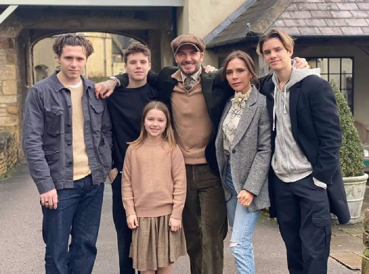 บรู๊คลิน (ซ้ายสุด) ออมาตัดขาด พ่อแม่ เดวิด และวิคตอเรีย เบ็คแฮม : ภาพ อินสตาแกรม เดวิด เบ็คแฮม