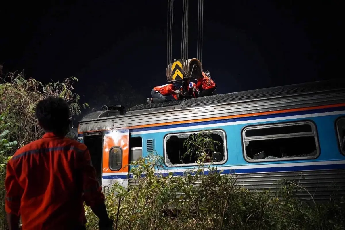 "อนุทิน" ลงพื้นที่ เครนหล่นทับรถไฟ สั่ง เร่งดูแลผู้โดยสาร