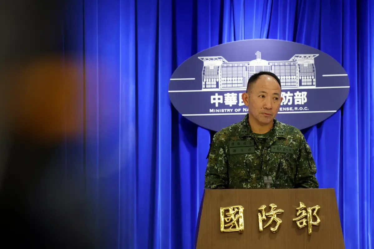 Hsieh Jih-sheng รองเสนาธิการทหารฝ่ายข่าวกรอง กระทรวงกลาโหมไต้หวัน แถลงข่าวกรณีการซ้อมรบทางทหารของจีนรอบเกาะไต้หวัน