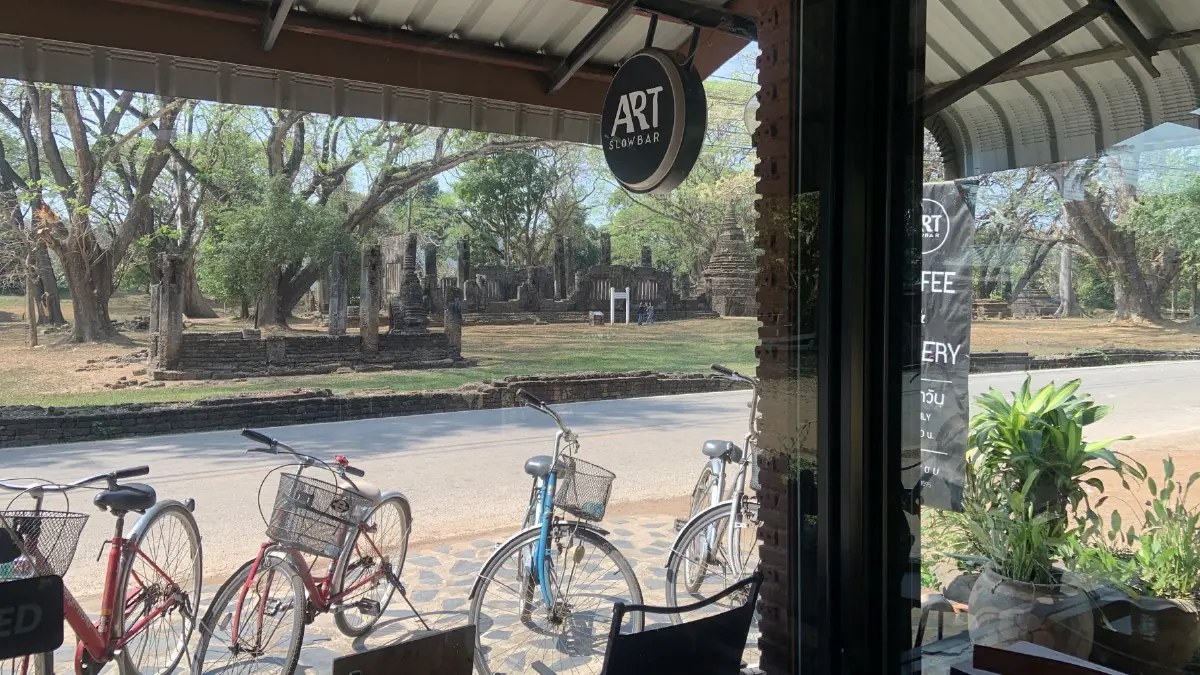 ร้าน ART Slowbar บนเส้นทางจักยานในอุทยานประวัติศาสตร์ศรีสัชนาลัย สิ่งยืนยันประวัติศาสตร์วัฒนธรรมจับต้องได้ (การอยู่ร่วมกับชุมชน)