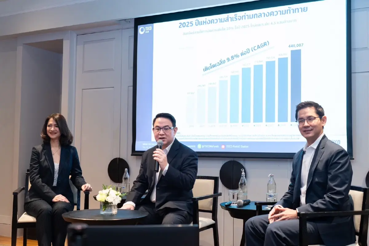 แขขวัญ โรจน์วัฒนกุล (ซ้าย) สาห์รัช ชัฏสุวรรณ (กลาง) สุพงศ์วร เมี้ยนโภคา (ขวา)