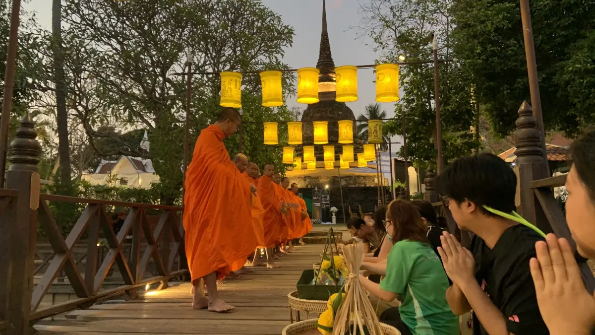 ภาพคุ้นตาของนักท่องเที่ยวเมือมาเยือนเมืองเก่าสุโขทัย นักท่องเที่ยวใส่บาตรยามเช้าตรู่บริเวณสะพานไม้วัดตระพังทอง