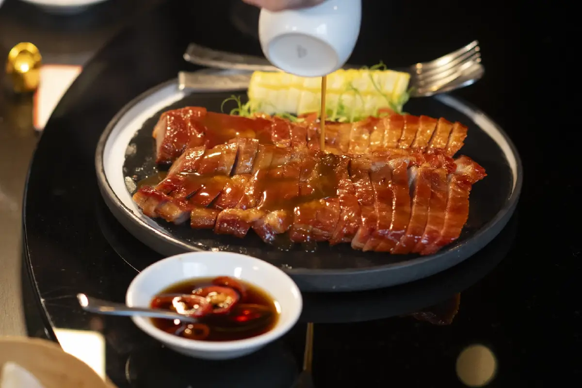 หมูแดงซอสน้ำผึ้งดอกหอมหมื่นลี้