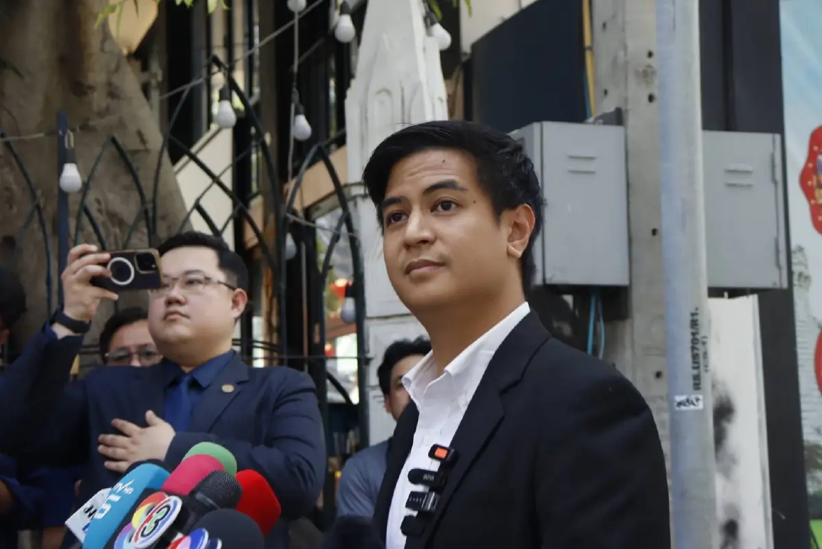 "พริษฐ์" โผล่สอบสวนกลาง หลังถูก กกต. แจ้งความ ปม สังเกตการณ์เลือกตั้งใหม่