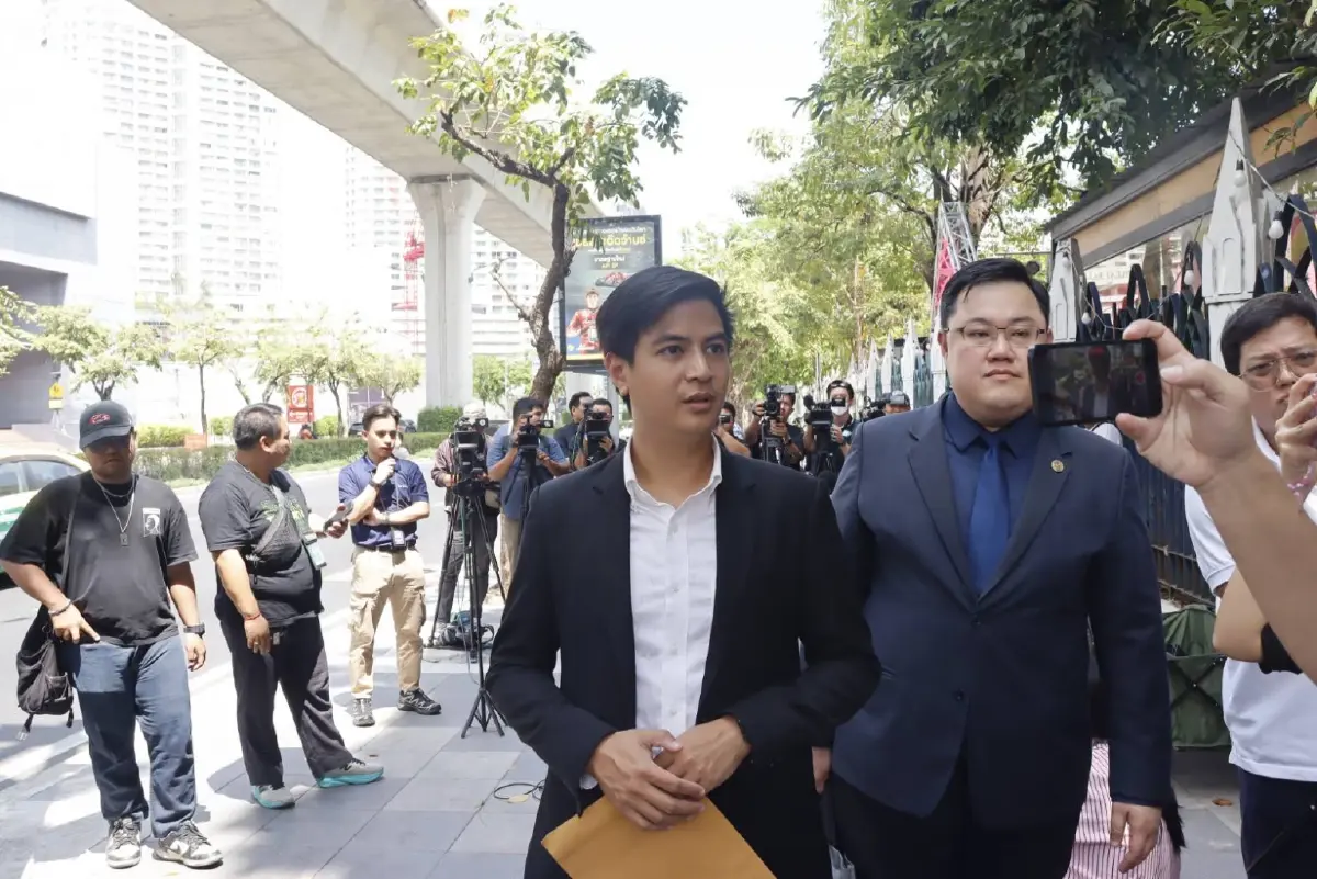 "พริษฐ์" โผล่สอบสวนกลาง หลังถูก กกต. แจ้งความ ปม สังเกตการณ์เลือกตั้งใหม่