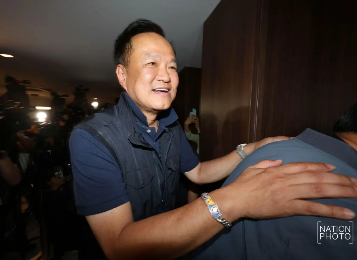 เลือกตั้ง69 : “อนุทิน” น้ำตาคลอ โผกอดแกนนำ-ภรรยา หลังกระแสที่นั่งภูมิใจไทยพุ่งแรง