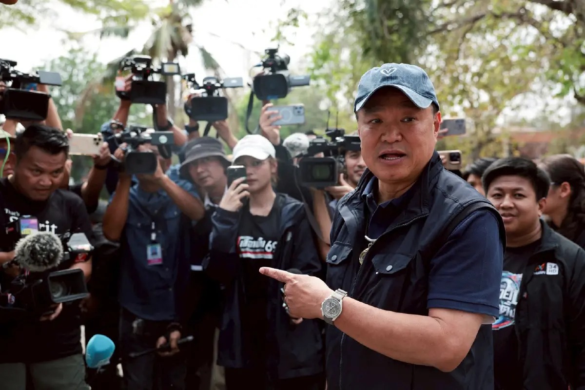 "อนุทิน" ใช้สิทธิบุรีรัมย์ ก่อนเข้าพรรคภูมิใจไทย ลุ้นผลเลือกตั้ง