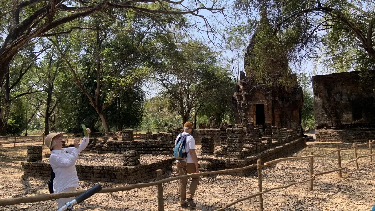 พระปรางค์ที่ยังสมบูรณ์และงดงามในบริเวณ วัดเจ้าจันทร์ ศรีสัชนาลัย อีกพื้นที่ที่การบริหารจัดการสีเขียว และการท่องเที่ยวแบบโลว์คาร์บอนกำลังเติบโตและสร้างความประทับใจในกับนักท่องเที่ยวด้วยเสน่ห์เฉพาะตัว