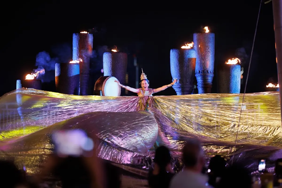 Sala Lakorn ปรากฎการณ์แห่งสยามในแสง เสียง รสชาติ และค่ำคืนของเจ้าพระยา