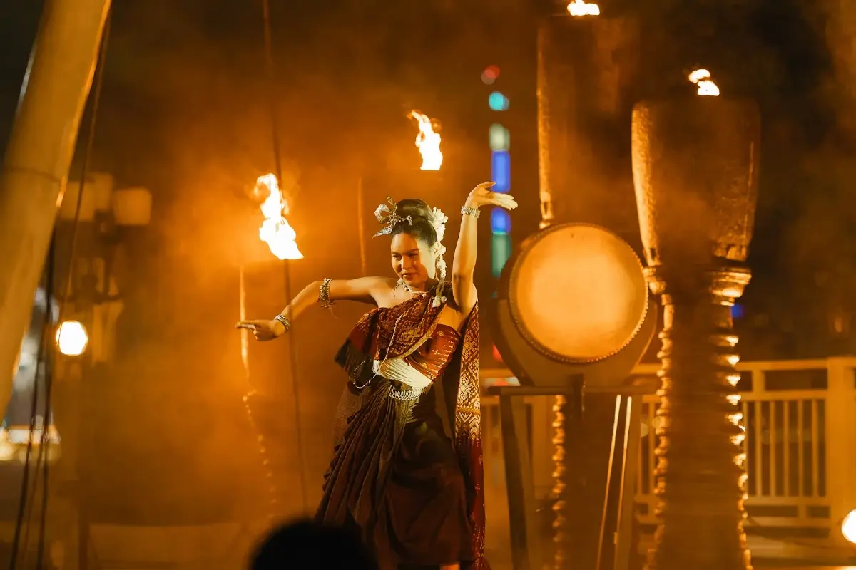 Sala Lakorn ปรากฎการณ์แห่งสยามในแสง เสียง รสชาติ และค่ำคืนของเจ้าพระยา