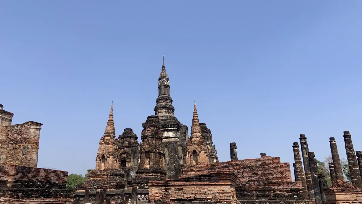 ความงามสง่าของเจดีย์ทรงพุ่มข้าวบิณฑ์ หรือเจดีย์ทรงดอกบัวตูม ศิลปะแบบสุโขทัย ณ วัดมหาธาตุ ที่ยังตราตรึ่งผู้มาเยือนทุกครั้ง แม้จะผ่านกาลเวลานับหลายร้อยปี