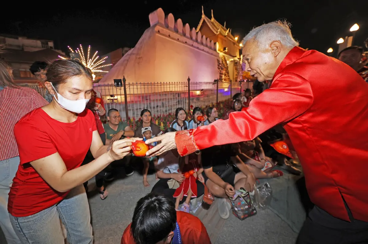 สุวัจน์เปิดตรุษจีนโคราช 111 ปีถนนมังกร แจกส้มรับปีม้าไฟสุดโชติช่วง
