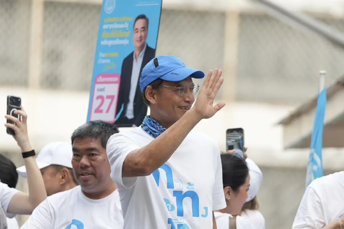 "อภิสิทธิ์" ชูการเมืองสุจริตปล่อยรถแห่โค้งสุดท้ายย้ำเป็นทางรอดประเทศ