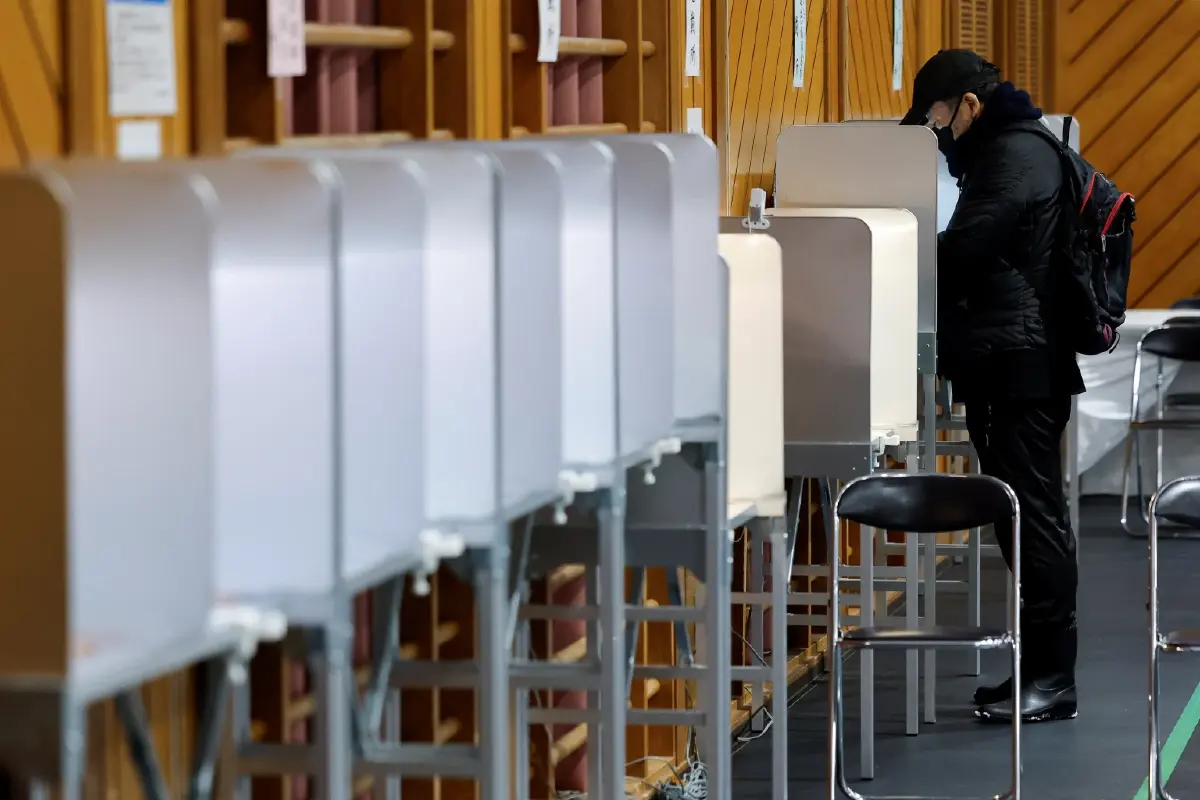 ชาวญี่ปุ่นลุยหิมะไปลงคะแนนเสียงเลือกตั้ง  Takaichi ลุ้นแลนด์สไลด์