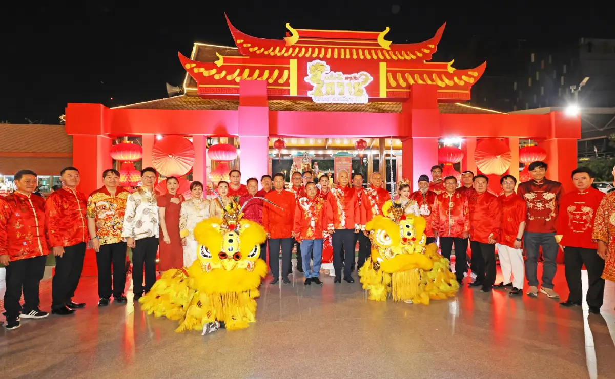 สุวัจน์เปิดตรุษจีนโคราช 111 ปีถนนมังกร แจกส้มรับปีม้าไฟสุดโชติช่วง