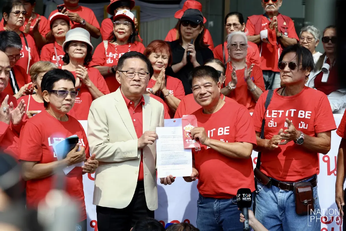 เสื้อแดงบุกเพื่อไทย หนุนร่วมรัฐบาล ลงนามสัตยาบันแก้รัฐธรรมนูญ