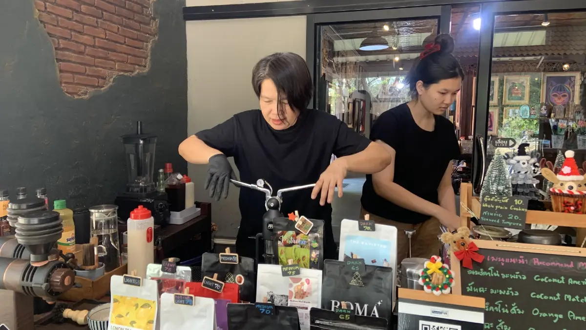 พี่น้อยเจ้าของร้านกาแฟ ART Slowbar ร้านกาแฟและอาร์ตแกลอรี่ ที่เป็นทั้งผู้สร้างสรรค์ผลงานศิลปะและบาริสต้า เจ้าของเรื่องราวมีชีวิตบนพื้นที่ประวัติศาสตร์ศรีสัชนาลัย