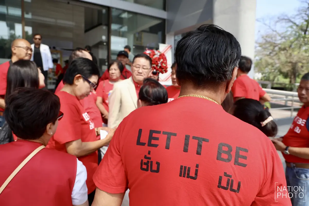 เสื้อแดงบุกเพื่อไทย หนุนร่วมรัฐบาล ลงนามสัตยาบันแก้รัฐธรรมนูญ