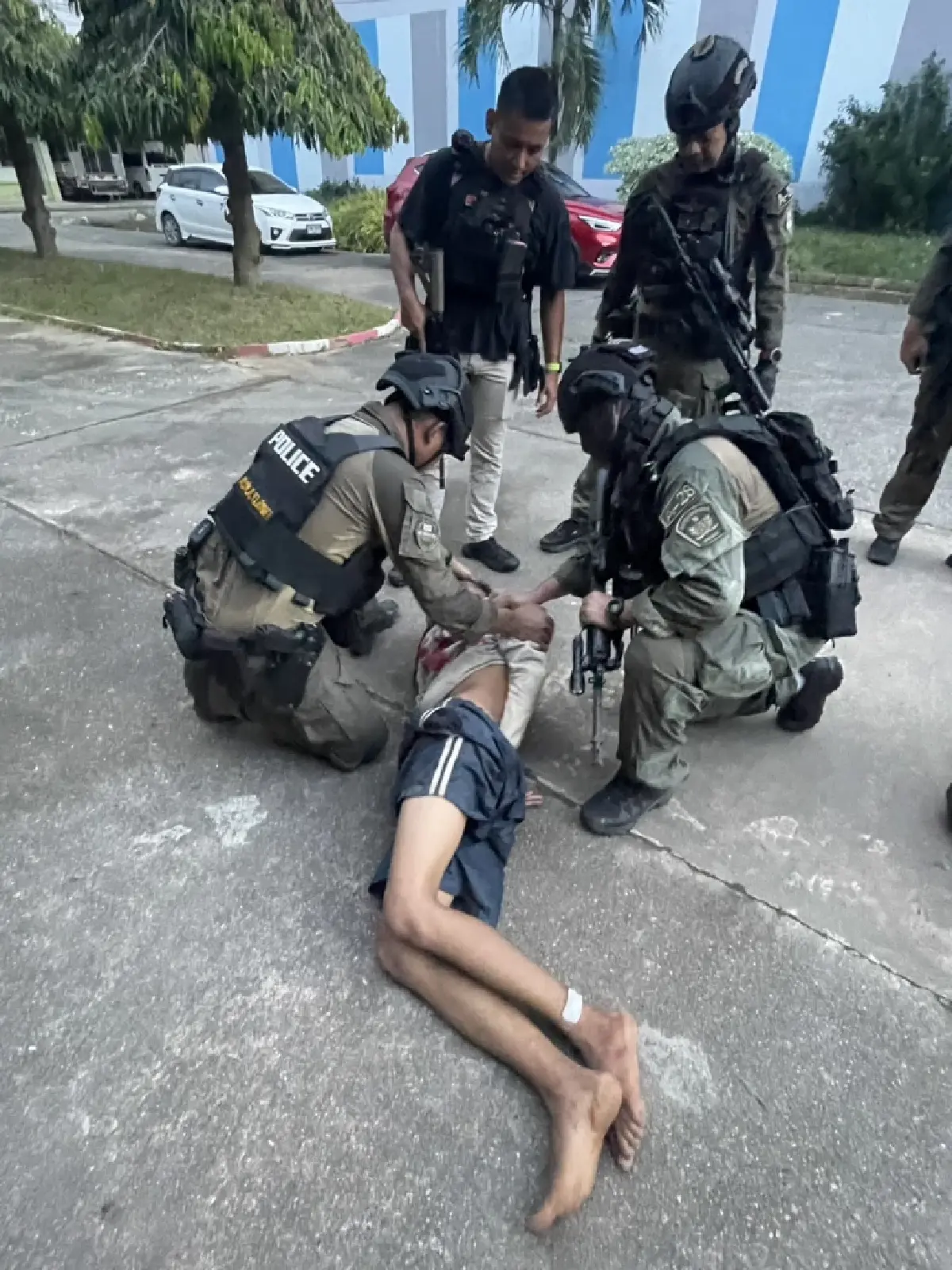 สยบคลั่ง! ตำรวจยิง คนร้ายบุกกราดยิง โรงเรียนหาดใหญ่ พบผอ.เสียชีวิต 1 ราย