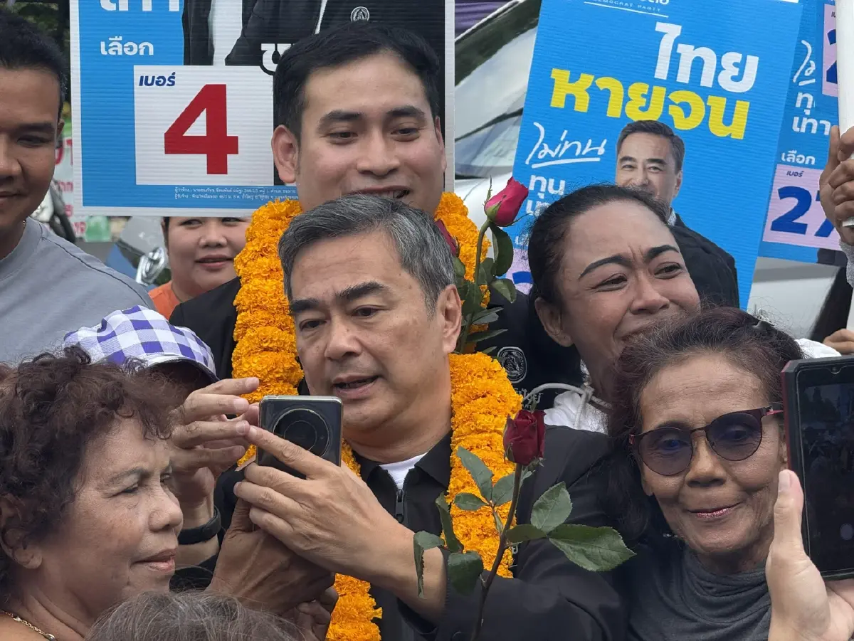 อภิสิทธิ์ลุยทุ่งสง ขอเลือกประชาธิปัตย์ทั้งสองใบ มั่นใจยางพาราแตะ 80 บาท