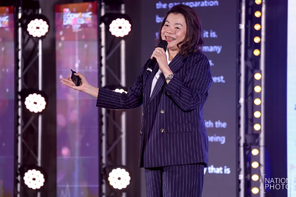 คุณภัทรลดา สง่าแสง