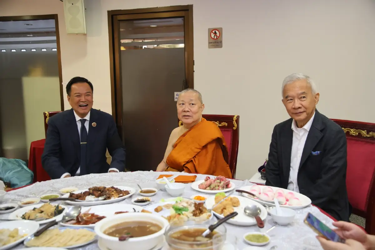 อนุทิน อวยพรวันเกิด 71 ปี สุวัจน์ ถึงวัดไตรมิตร หลังชนะเลือกตั้ง