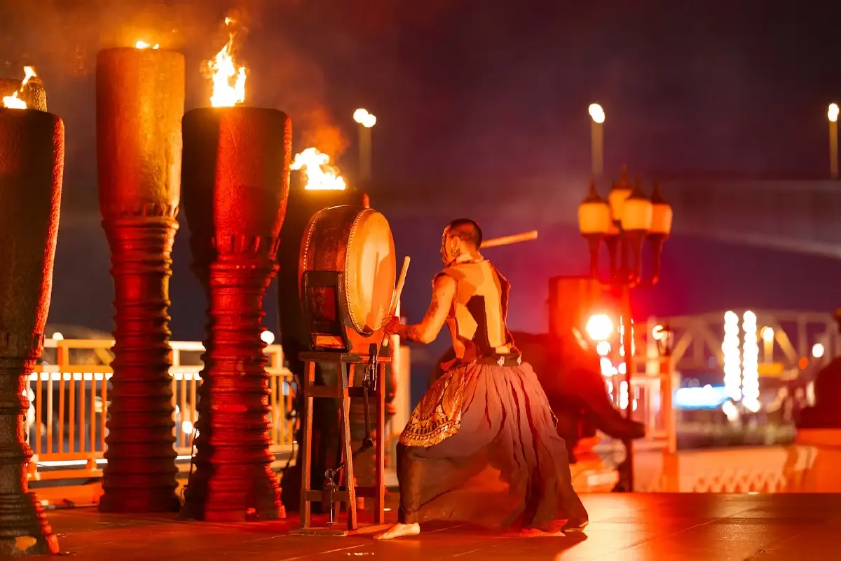 Sala Lakorn ปรากฎการณ์แห่งสยามในแสง เสียง รสชาติ และค่ำคืนของเจ้าพระยา